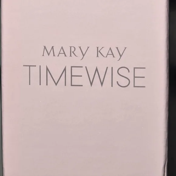 Mary Kay Replenishing Serum C+E in Soft Pink - Picture 2 of 4